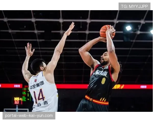 广东对阵深圳内线博弈：萨林杰体能分配与周琦防守覆盖范围